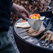 Ciotola per il fuoco con cibo per il barbecue