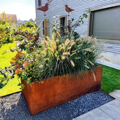 Letto sopraelevato con corrimano in acciaio inossidabile